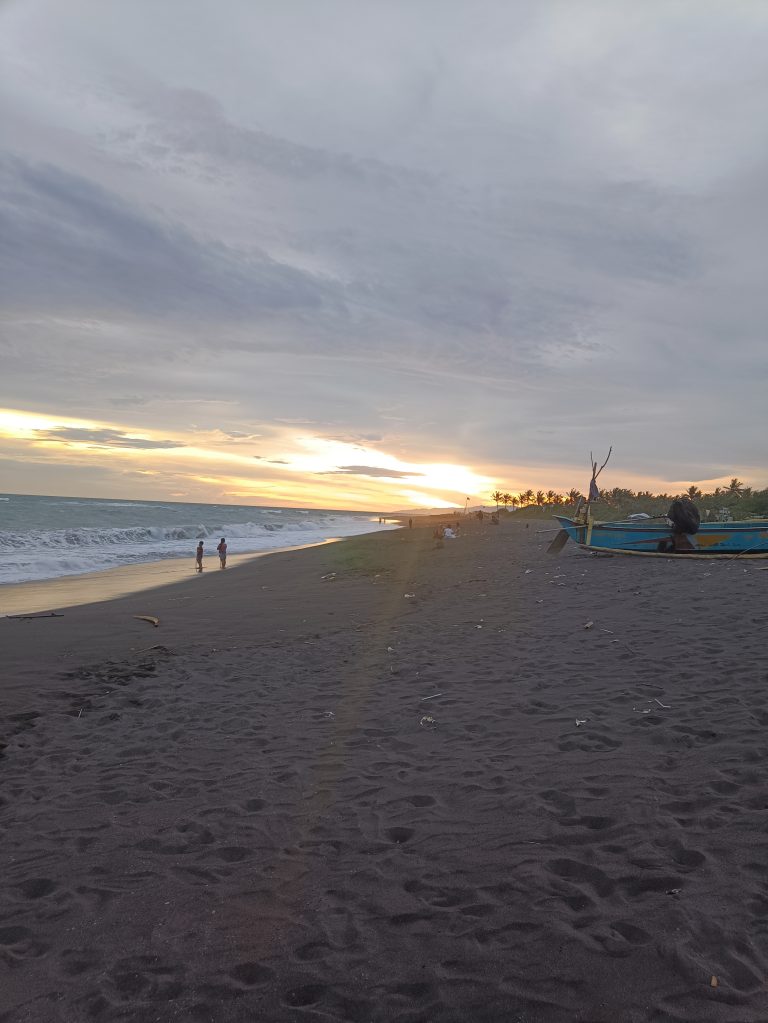 Pantai Watu Pecak Lumajang